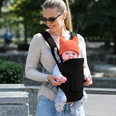 Porte bebe noir maman au parc